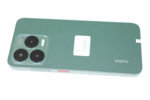 Мобильный телефон ZTE Nubia V70 Design 8/128GB