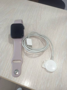 Смарт годинник Apple Watch SE 40mm