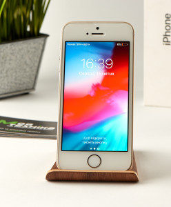 Мобильный телефон iPhone SE 16GB