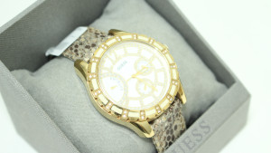 Часы кварцевые Guess W17528L1